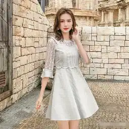 甜美气息满满的连衣裙,优雅的气质扑面而来,尽显女性浪漫的气质