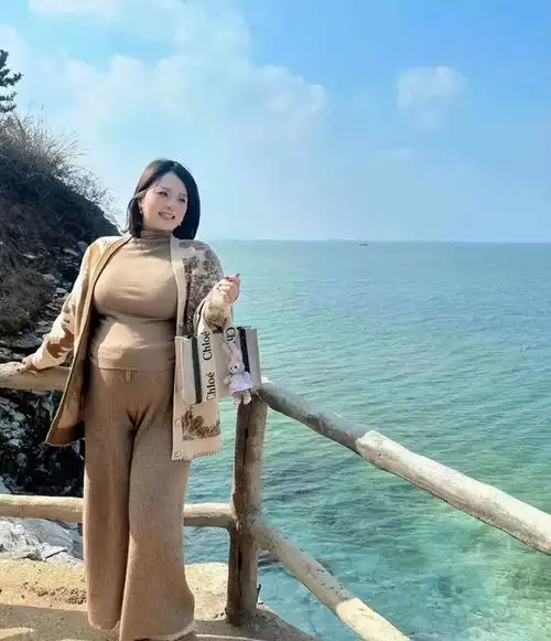 45岁丰腴女子晒自拍,换来的都是嘲讽,女子我有更多的优点