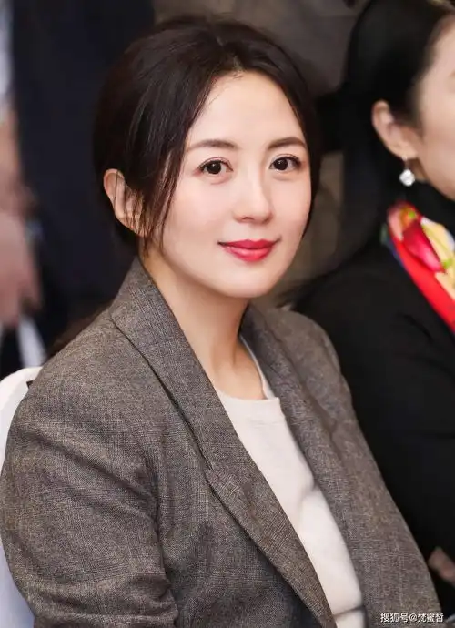 45岁杨童舒穿短裙热舞,当红期转行当主持,未婚生子险些流产