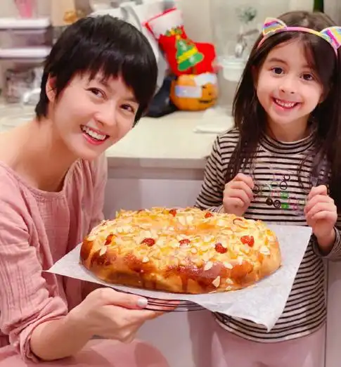 梁咏琪回西班牙避疫情,一家人大秀厨艺做美食,混血女儿颜值超高