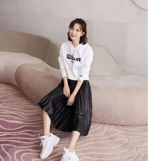 被陈数迷倒了一袭v领连衣裙时髦减龄太高级,身材气质绝美惊艳
