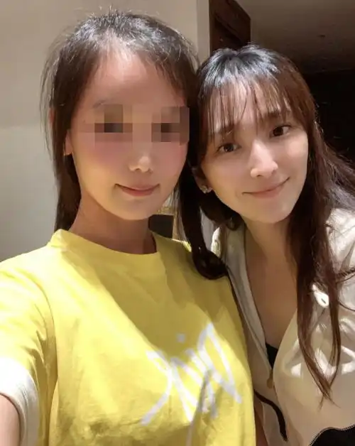 42岁吴佩慈聚会吃火锅,素颜出镜皮肤像18岁,发际线有点堪忧