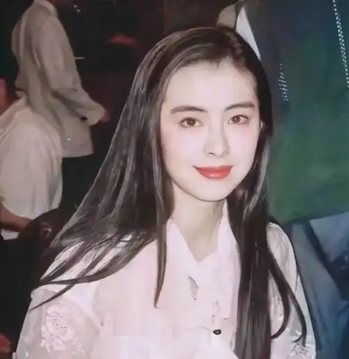 56岁王祖贤晒近照,抱狗晒太阳生活悠闲,满身少女感重返颜值巅峰