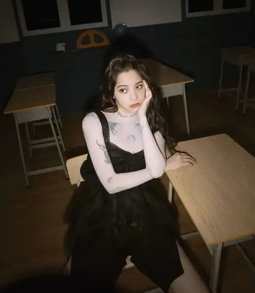 欧阳娜娜真是又纯又欲穿蕾丝白裙拍写真照,完全颠覆她的学生气