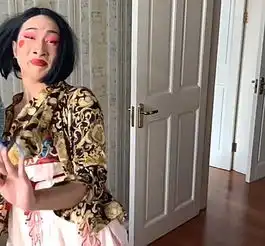 不倒翁小姐姐爆红网络,韩美娟也忍不住来模仿,这小眼神太吓人