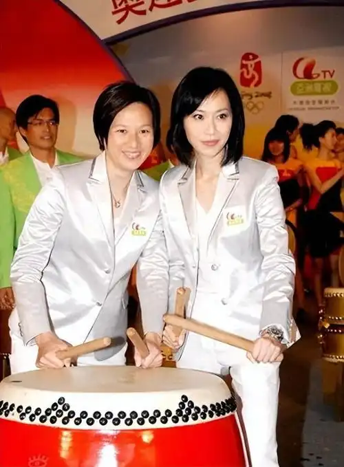 顾老板低调迎61岁生日,获小27岁继子送蛋糕,母子同框似姐弟
