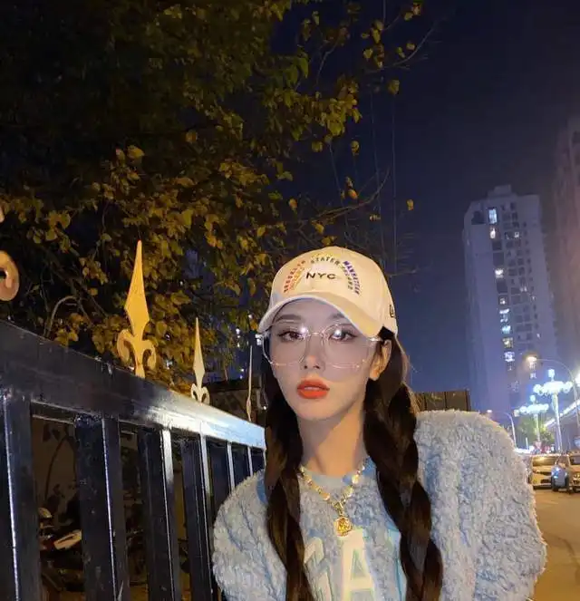 孔雪儿发自拍闹乌龙,细看后才知美女总是神经大条