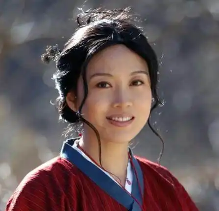 35岁的闫妮一张大妈脸,45岁却重返少女,她如何实现逆生长