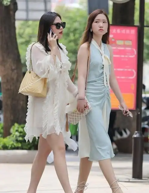 连衣裙的穿着更加遮肉,穿出女性的气质,美丽而文艺