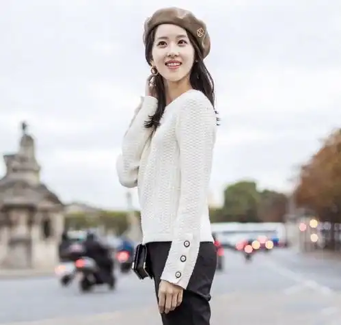 京东老板娘章泽天气质真好,白色毛衣配黑裤,戴贝雷帽气质更出众