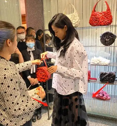 关晓彤又得罪造型师,生图下毫无少女感,这角度大长腿也救不了