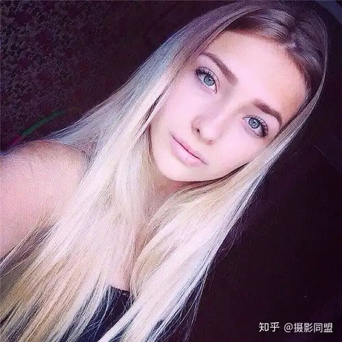 一个女孩名叫yulia,泳池边有个大浴桶