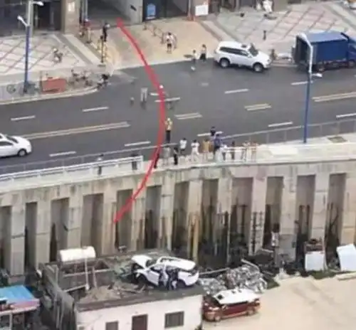 比亚迪唐女司机厉害了无照驾驶飞机,险些机毁人亡