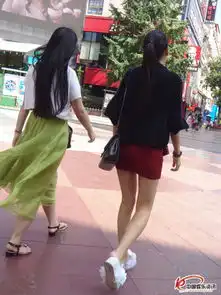 街拍的红色包臀短裙细腿美女