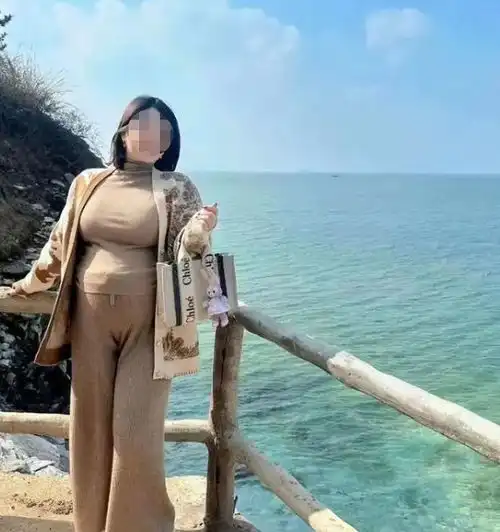 45岁丰腴女子晒自拍,换来的都是嘲讽,女子我有更多的优点