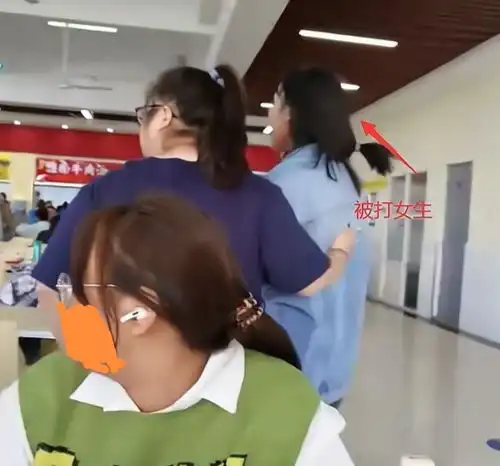 南京一大学女生,因占座吃饭被男生打占座位有错吗