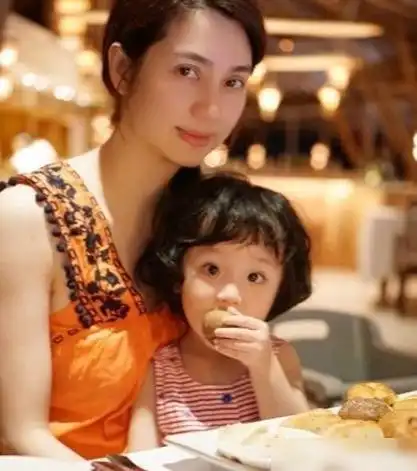 洪欣晒49岁生日照,与6岁女儿同框显凄凉,张丹峰做法引争议