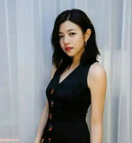高圆圆刘诗诗侧颜露耳朵美哭了,原来今年流行这个发型