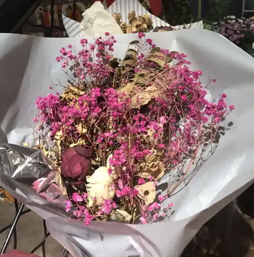 不说跨越1万公里的美食,郑州首家芝士火锅,仅鲜花和家居就撩拨了无数少女心