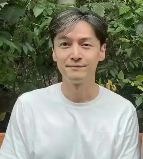 41岁胡歌断崖式衰老,纯素颜出镜白发丛生,与粉丝合影超接地气
