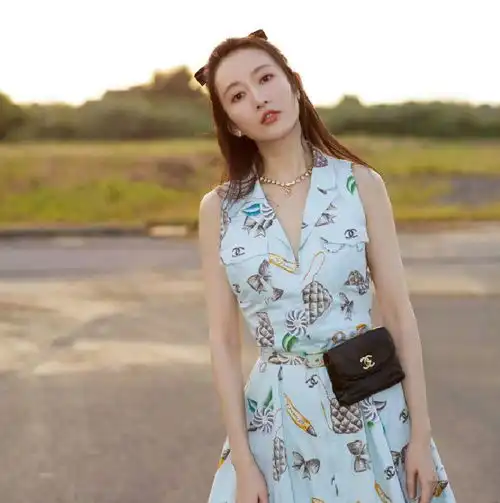 王鸥穿连衣裙玩街拍,对着镜头嘟嘴卖萌,可爱甜美少女感十足