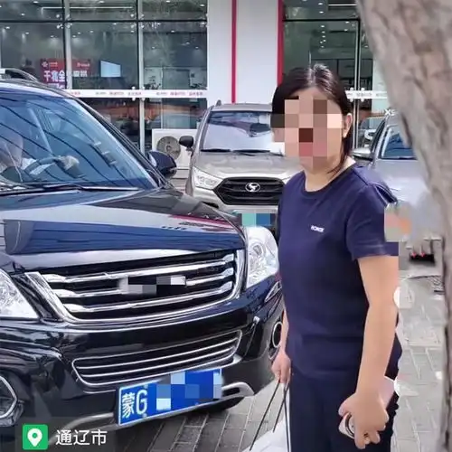 内蒙古一男子倒车一半时,女子站到了他的车后想停车位就撞我