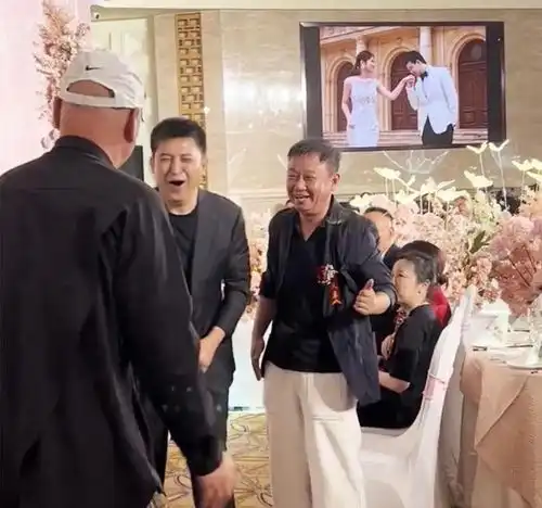 太低调了邵峰为儿子办婚礼,郭冬临戴白帽子亲临现场被骂不吉利
