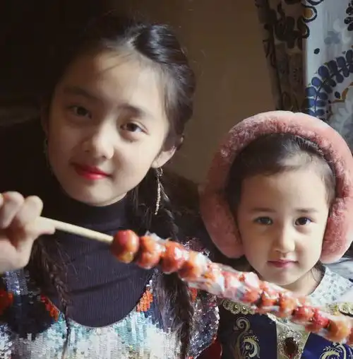 黄磊13岁女儿多多为扮成熟,无名指戴戒指,比18岁还老