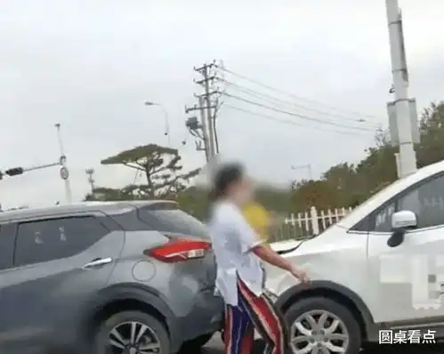 青岛女子追尾前车,暴怒之下抱娃行凶,路人惊呆她还拿了水果刀