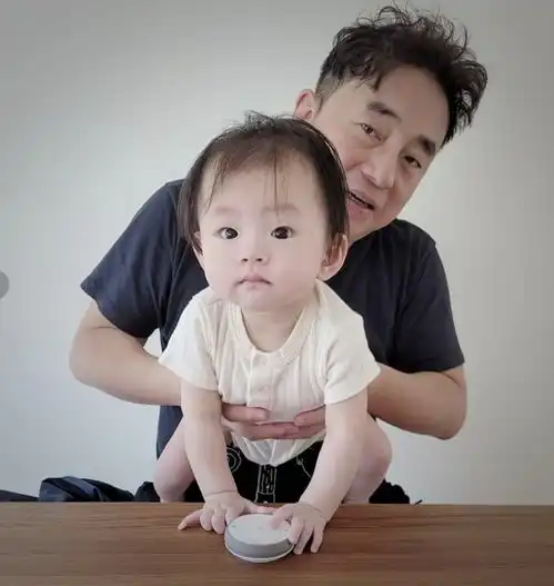 吕方首度携妻女拍广告片,女儿才满岁像爸爸,一家三口同框很温馨