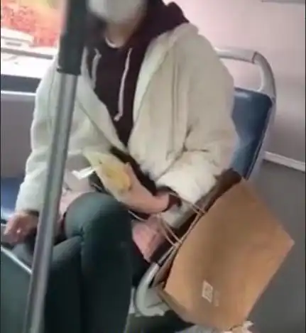 北京女孩公交上当众吃榴莲,别人好心相劝,她却一人舌战全车人