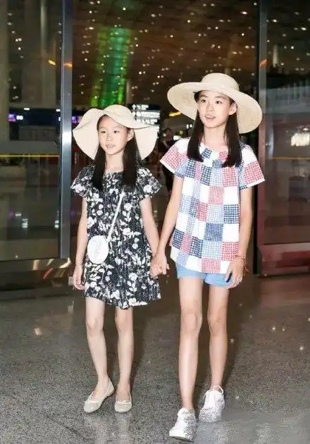 佟大为妻女颜值太高关悦生仨孩依然苗条,12岁女儿美貌不输妈妈