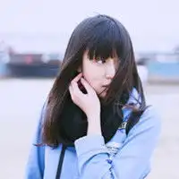 qq头像拿着娃娃女生撒一地的花落一天的泪
