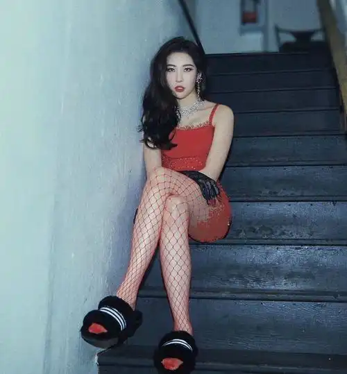 上游时尚腿长110cm的韩国第一美腿,新造型被指隆胸,她穿小吊带太显身材