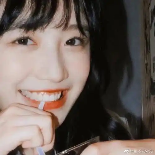 那些笑容治愈的美女头像