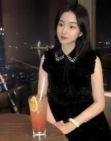 孟非和汪峰虽然其貌不扬,但生的女儿都很漂亮,还都叫小苹果