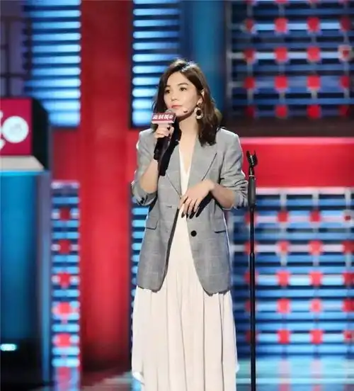 开春多穿西装半裙,优雅显气质,特适合30女性