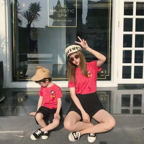 董璇带女儿穿亲子装出游,女儿长腿像妈妈,将来颜值肯定美过妈妈