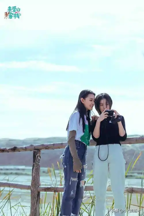 张雪迎与蒋依依,录制亲爱的客栈,演绎少女风穿搭清新亮眼