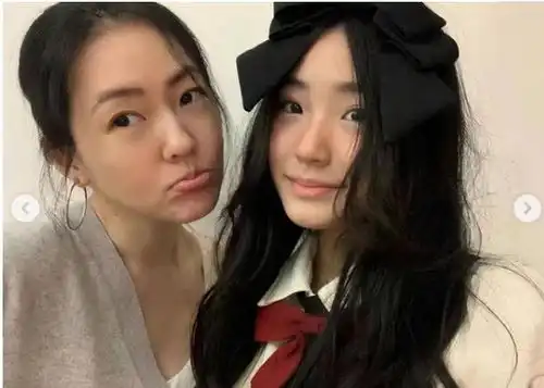 小s为女儿庆生唯缺爸爸,13岁许韶恩越发标致,母女四人温馨同框