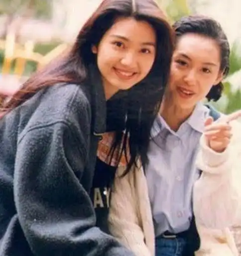 洪欣被疑婚变晒6岁女儿合照,嫩成20岁的脸也留不住张丹峰