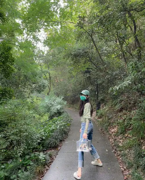 迪丽热巴晒田园绿洲九宫格照片,宛如丛林里的精灵美女