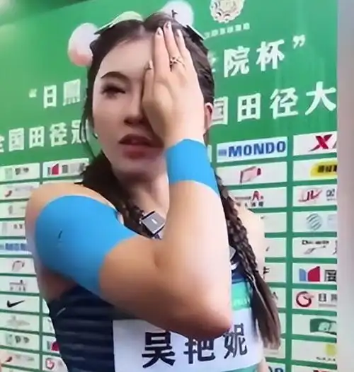 爽文大女主吴艳妮,又获女子100米栏冠军,采访时假睫毛都掉了