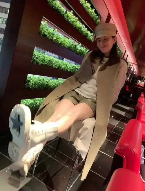 佘诗曼也太前卫了,穿男友裤配卫衣走机场,时髦显瘦又遮肉