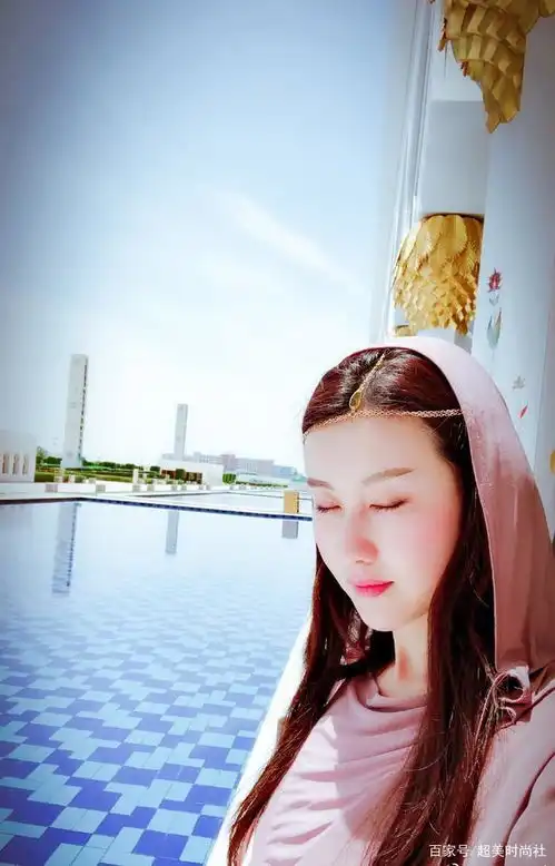 王宝强戴霸气黑超携女友出门,她穿一身粉配白,气质与马蓉太相似