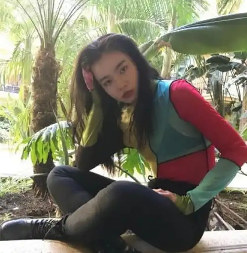 宝藏女孩liuyi私服太有个性了身穿宽松背带裤独特又搞怪