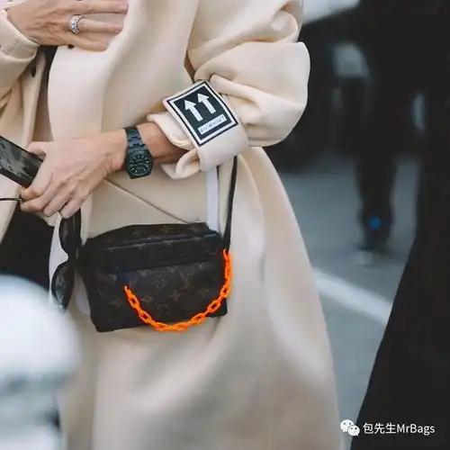我们走遍了北京3大商区发现背的人最多的大牌包,居然是ta