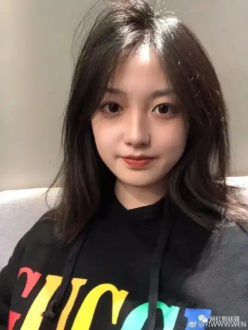 20岁女孩靠撞脸程潇迷倒30w人,男友却骂粉丝全家,真给成都人丢脸