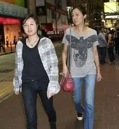 小龙女吴卓林与女友甜蜜返港,受访回应改跟成龙姓一事