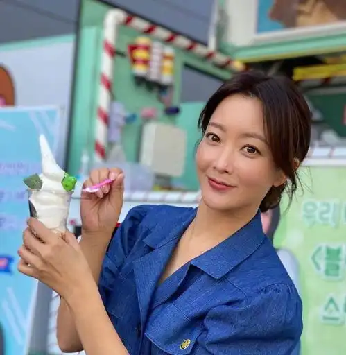 金喜善的脸肿胀老得不真实,没有皱纹的同时,也彻底没了少女感